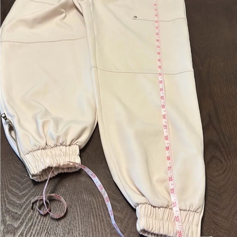 Zara cream sweatpants XS adjustable drawstring waistand zippers atthe ankles. .